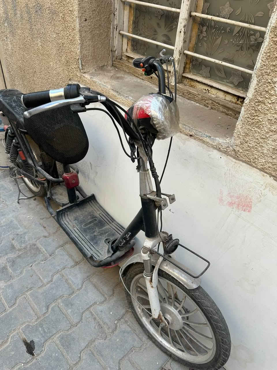 السلام عليكم دراجه شحن بهذه الشكل دراجه حاليا متشتغل فقط شد بطاريات وتشتغل كهربائيات كله شغال وياه الشاحنة مالته السعر ٦٠ قفل من الأخير الاستفسار الاتصال على الرقم ***********
