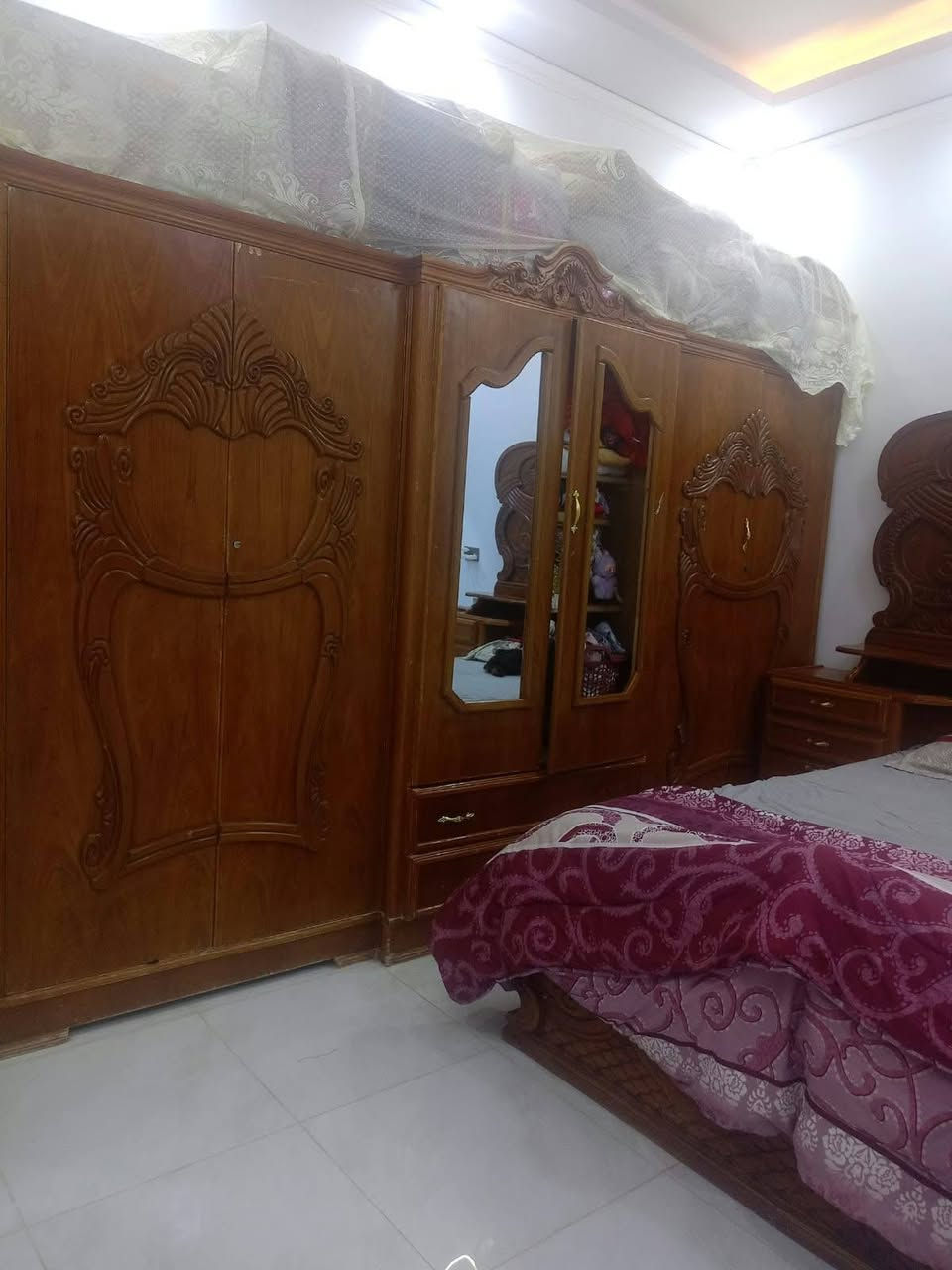 غرفة نوم • أثاث خشبي • بدون تفاصيل