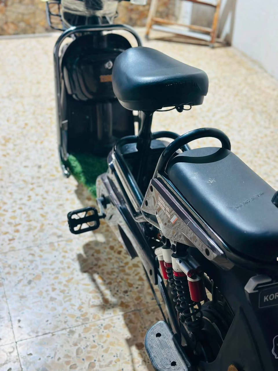 السلام عليكم دراجه شحن جديده عوزها فقط باتريات 2السعر 300وبيها مجال لشراي اتصلو ع هاذه الرقم ***********
