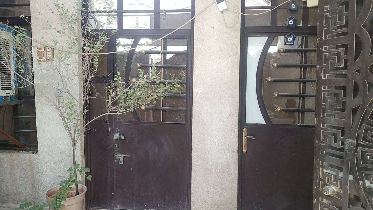 الدار للبيع مساحه 100 متر واجهه 5 نزال 20 قاطين مدخلين 3 غرف نوم السطح شتايكر الصحيات عدد 3 بيت نضيف جدا جاهز للسكن طابو زراعي سند  25 مباشر يتحول باسمك قريب على الشارع العام جدا 50 متر عن الشارع العنوان نهاية الفورتات اول شارع بالزراعي قريب على سوك نهاية الفورتات السعر  140 مليون وبيه مجال @ للاستفسار ***********
