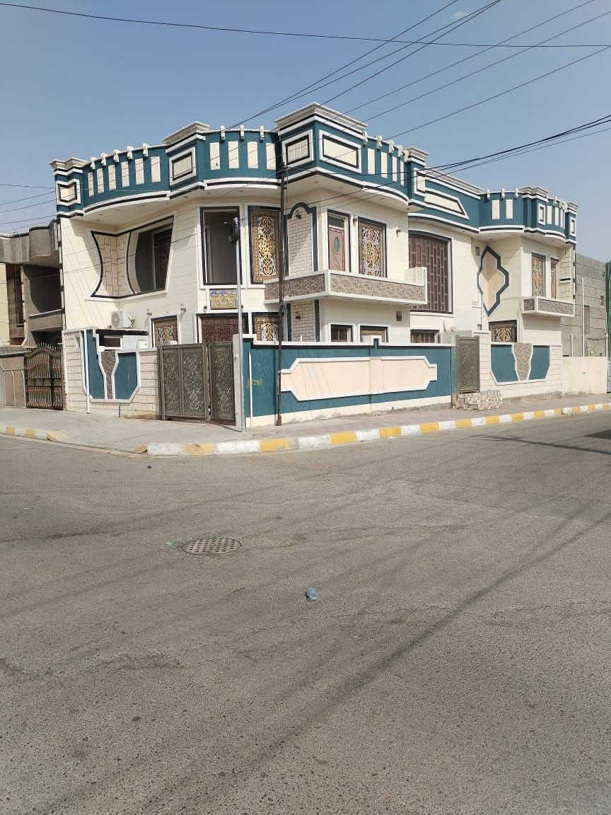 للبيع بيت مساحتة 216ركن على شارع 30م طابو صرف يتكون من 5غرف نوم وديوانية ومطبخ وصالتين بناء حجر وسمنت سنة البناء 2023م بناء شخصي متعوب علية وخريطة حلوة ومقع سنتر رمادي 5كيلو
السعر270وبيها مجال تواصل واتساب *********** ابو مصطفى
