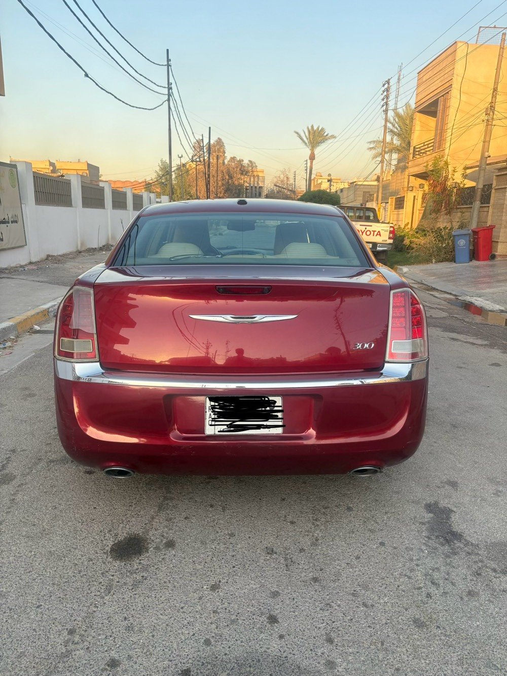 كرايسلر اوبامه c300 موديل 12 v6
شلون الممشى الحالي للسيارة؟ وهل أكو أي صيانة جديدة مسويها مثل تبديل زيوت، بطارية، تواير أو فرامل؟: 
اي
السيارة أمريكي لو خليجي/عراقي؟ وشنو تفاصيل الأوراق والرسمية والتسجيل؟: 
امريكي 
هل بيها أي حادث/صبغ/سمكرة أو ملاحظات ميكانيكية وكهربائية لازم المشتري يعرفها؟: 
نعم الجاملغ الخلفي جهة يسار بدون دواخل و لا باب ورلا صندوك 
وين مكان السيارة حالياً؟ وهل متاحة للفحص قبل الشراء عند ميكانيكي أو سمكري؟: 
بغداد السيديه 
نعم
شنو السعر المطلوب وهل بيه مجال بسيط للمساومة؟: 
بيها مجال للشراي