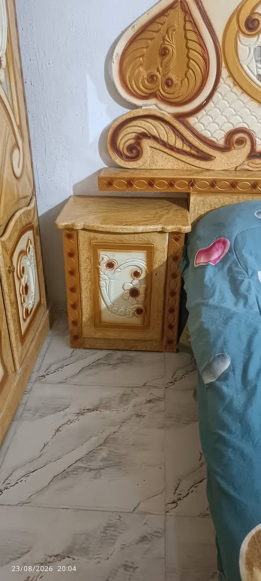 سلام عليكم غرفه نضيفه  للبيع
السعر 650 الاتصال ***********
