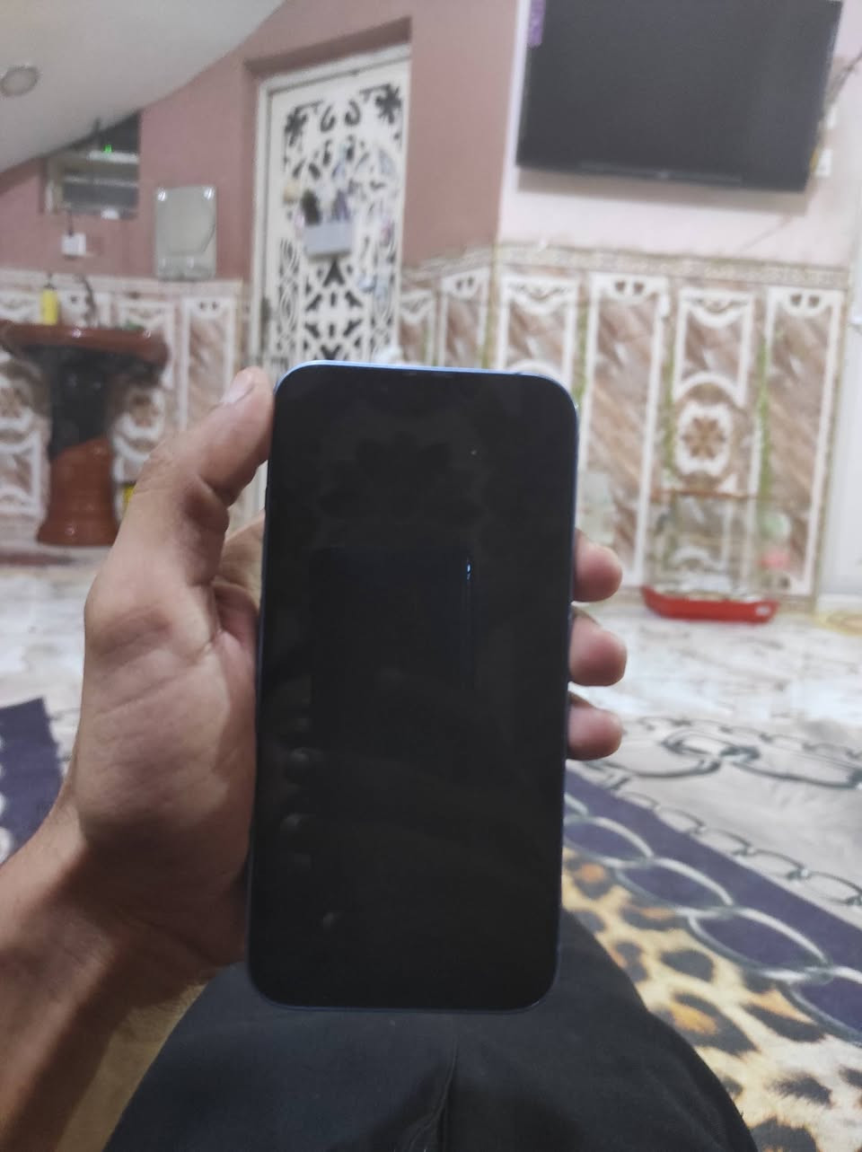 سلام عليكم 13عادي مكفول من تصليح بس ضهر مبدل والفلاش مكسور فقط تجي تفحص بل حاسبه وتقتنع ياله تاخذه مكانه بل مجر ذاكرته 256 شرق اوصط جهاز كله شغال سعره 400 وبيه مجال بصيط وياه كارتون ماله اتصل لو تراسل بخدمتك ***********
