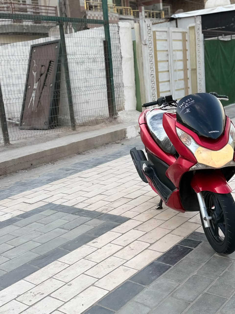 سلام عليكم اللبيع دراجه pcx جيل لأول ياباني الأصلي نوزل خطين ستان كهربائي  حساس ازدحام شلعه معدل خير من الله دراجه مال رمبه  حجم المكينه 125    كهربائيات كله شغال دراجه مكفوله كفاله عامه   أي نقص مابيه الدراجه جديده السعر مليون 300 وبيه مجال المكان بغداد الدوره الرقم ***********
