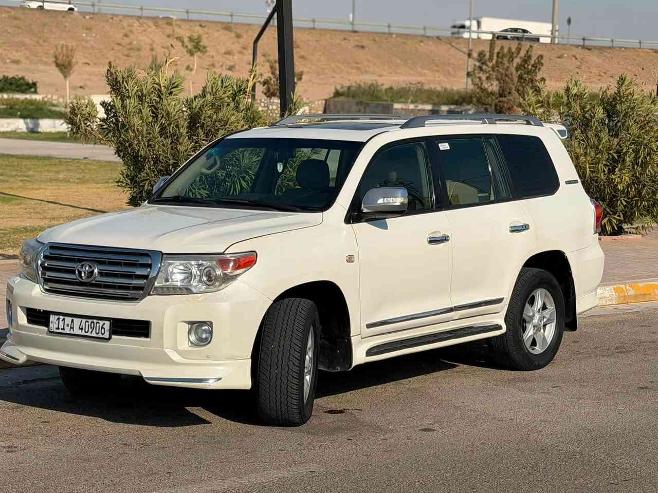 لاندكروز 2011 محدثه 2015 فول مواصفات محرك v8 4.700
* قير أوتوماتيك 6 سرعات. 
* دفع رباعي دائم (4WD). 
* جلد فاخر مع شعار الذكرى الستين. 
* فتحة سقف.
* كاميرا خلفية.
* شاشة ملاحة ولمس.
* نظام DVD للشاشة الخلفية (شاشتان للمقاعد الخلفية). 
* حساسات وقوف.
* مثبت سرعة.
* نظام الزحف (Crawl Control) وأنظمة الطرق الوعرة المتعددة في فئة VXR. 
* ثلاجة وسطية.
* مقاعد لسبعة 
صور السونار موجوده بالمنشور 
للاستفسار اتصل 
***********
