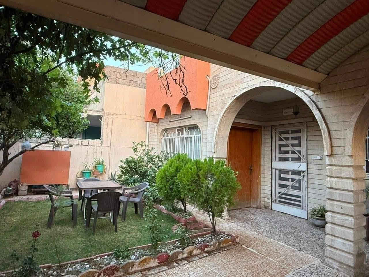 حصريا لدى ابو عبدالملك للمقاولات
@الجميع بيت للبيع في المشراق خلف مأكولات طماطة 

المساحة 200م / الواجهة 10م 

طابق واحد غرفتين نوم وهول واستقبال وصحيات ومطبخ وحديقة وكراج وبيتونة 

سند طابو ملك صرف

للاستفسار اكثر الاتصال على الارقام او مراجعة المكتب البناء الجاهز مقابل الگمرگ

***********

***********
