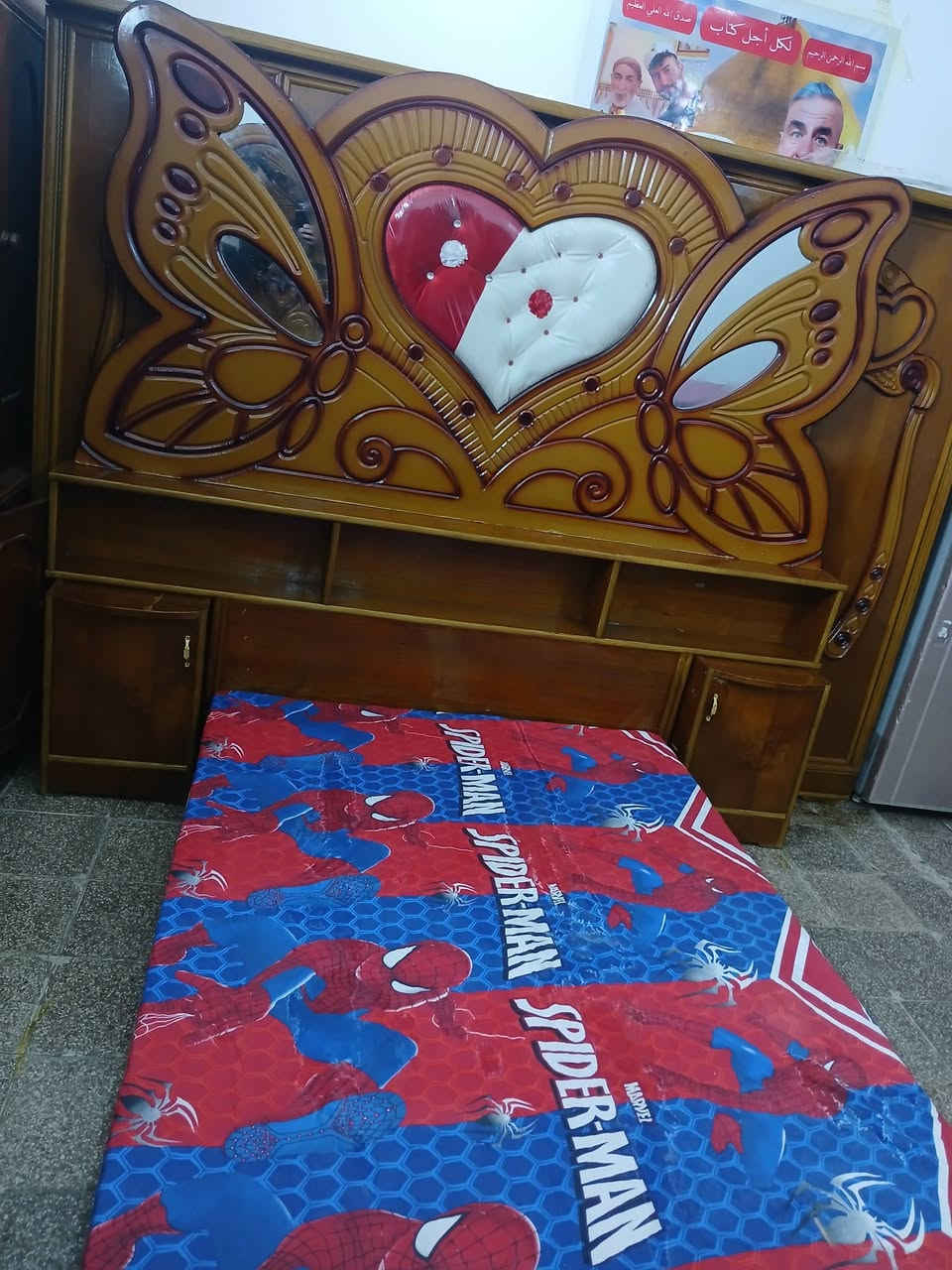 غرفه ام ٥ حلوه مرتبه مثل بلصوره تحتوي على يدات جدد قفاله جدد صبغ تلميع كامل سعره ٣٥٠ قفل متواجد علخاص اكو توصيل بفلوس رقمي ***********
