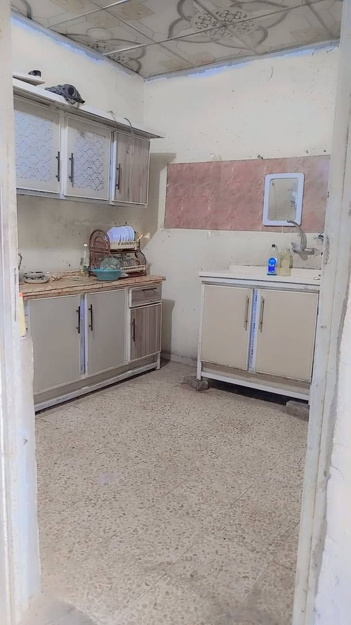 السلام عليكم بيت 100 متر الوجهيه خمسه ونزال عشرين يحتوي عله غرفه وصاله ومطبخ وصحيات كاشي وسقوف ثانويه وبورك تريده هوه والثاث لو بدون اثاث هوه والاثاث ب25 وبدون اثاث ب 20وبي مجال شي قليل يحتوي عله ثنين سبالت وبردات المنزل ومراوح ثنين وكيزر وتانكي كاونتر وسنكي البيت كاشي العنوان انجف الاشرف قرب مخازن النجف الغذائية الاستفسار عله رقم التلفون وعل فيس ***********
