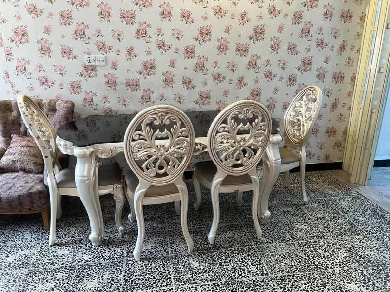 مبردة • ميز طعام ملكي • ضرر بسيط