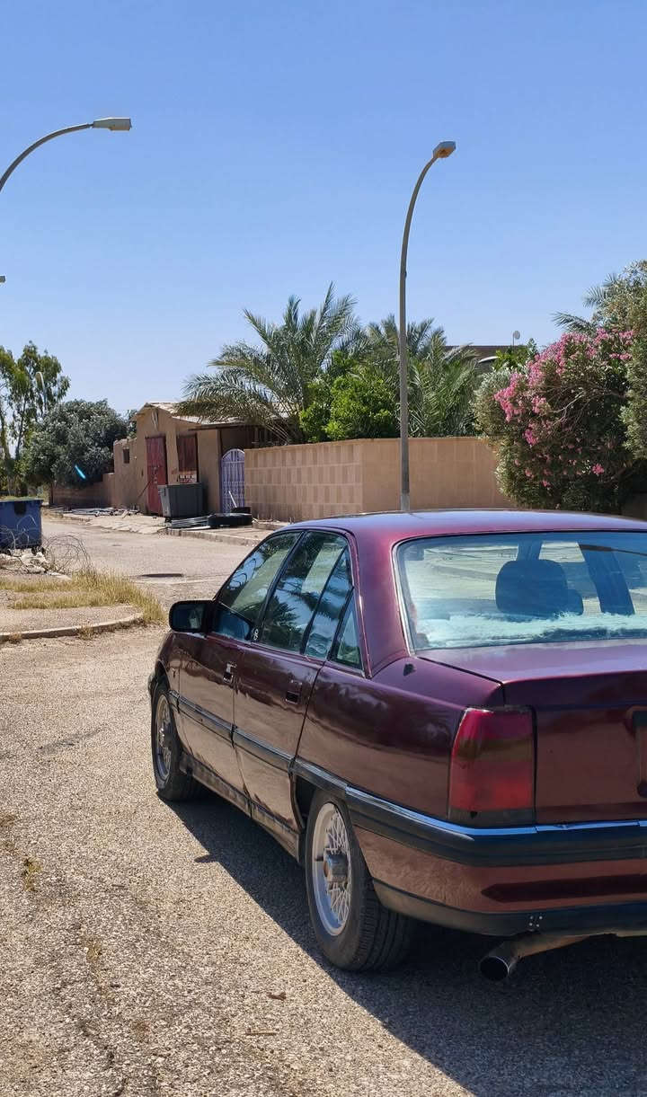 السلام عليكم ورحمه الله وبركاته
اخوان سياره اوبل اوميكه 1993 للبيع 
محرك 2000 السياره نضيفه ومرتبه 
للستفسار على الرقام الاتيه 
...***********
***********
