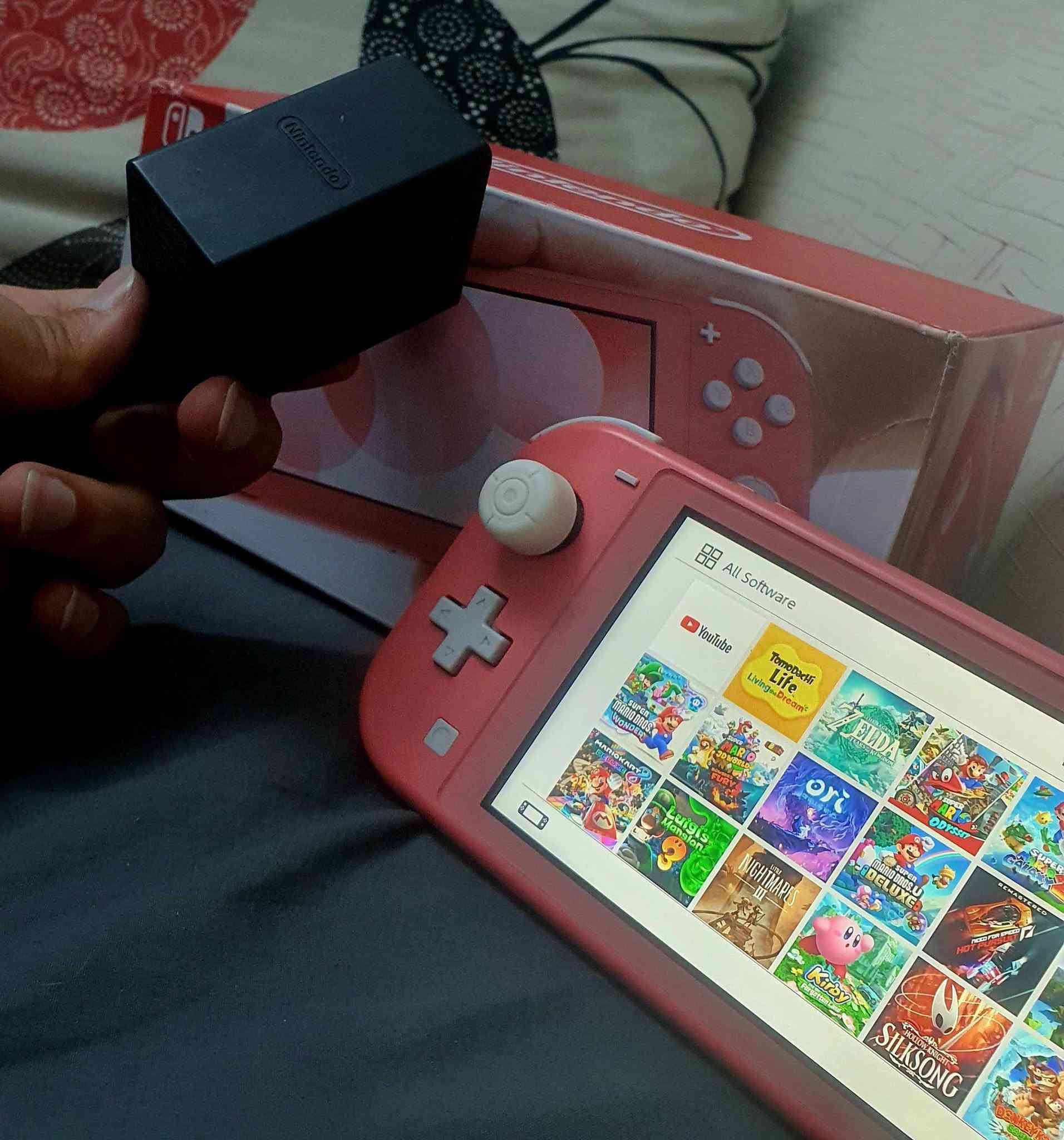 السلام عليكم،،،
متوفر حاليا نينتيندو لايت مهكر قطعه نضامين 

اون لاين لجماعه فورت نايت - روكيت ليك - فال قايز وغيرها 
اوف لاين لتحميل كافه الألعاب وبشكل مجاني مثل 
فيفا - ذا وتشر - gtav - زيلدا - نسخ ماريو والكثير 

الجهاز مكفول ان شاءالله ومهكر يم صفاء بالبصره 
رام 128 ساندسك الترا اصلي 
نضافه 100 بدون اي خلل او مشكله 
يحتوي على الكثير من الالعاب مثل زيلدا وماريو 
وتكدر تمسح وتحمل مثل gtav او فيفا باليعجبك 

الملحقات كامله الاصليه مالته 
الكارتون والشاحن nintendo  اضافه إلى جنطه وستكيرات 
الجهاز باللون الوردي الفاتح المميز  
سليم من كل الجوانب اخو الجديد 

السعر 240 الف فقط نهائي 
العنوان  / بغداد  - البياع  - شرطه الخامسه 
الرقم للتواصل  / ***********
يوجد توصيل لجميع المناطق والمحافظات ايضا
