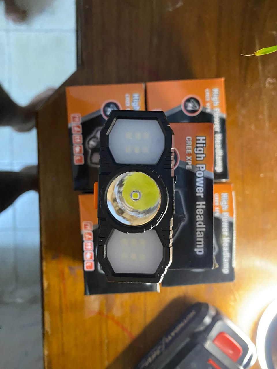 كل 5 لايت راس ب25 مع التوصيل

نص مكتوب في الصور:
- كشاف الرأس الاحترافي High Power Headlamp CREE XPE • إضاءة قوية جداً CREE XPE • شحن USB سريع • 3 أوضاع إضاءة • مريح وخفيف للرأس • مثالي للتخييم، صيد، دراجة، المشي، صيانة السيارات • بطارية تدوم طويلاً العرض الخاص جودة عالية • متين • موثوق