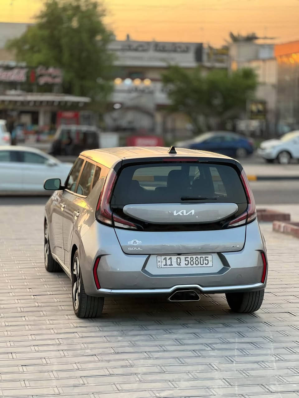 يالله
سيارة كيا سول (Kia Soul) موديل 2023 فئة GT-Line:
1. المحرك والأداء
 المحرك: 4 أسطوانات (I4) تنفس طبيعي بسعة 2.0 ليتر (\bm{2.0\text{L}}).
 القوة الصافية: 147 حصان عند 6,200 دورة/دقيقة.
 عزم الدوران: 132 رطل-قدم (179 نيوتن.متر) عند 4,500 دورة/دقيقة.
 ناقل الحركة: أوتوماتيكي متغيّر باستمرار ذكي (IVT / CVT).
 نظام الدفع: أمامي (FWD).
2. التصميم الخارجي والقطع الخاصة بـ GT-Line
 المقدمة والشبك: شبك أمامي رياضي كبير بلون أسود مع لمسات كروم رياضية وشعار كيا الجديد.
 العجلات (الجنوط): ألمنيوم رياضية قياس 18 بوصة بتصميم محدد لفئة GT-Line.
 المصدات: صدامات أمامي وخلفي بتصميم رياضي مع مخرج عادم خلفي كروم في الوسط.
 الإضاءة: مصابيح أمامية وخلفية بتصميم حديث مع إضاءة نهارية LED.
3. المقصورة والتكنولوجيا
 الشاشة الترفيهية: شاشة لمس مقاس 10.25 بوصة تدعم Apple CarPlay و Android Auto ونظام ملاحة.
 عجلة القيادة: عجلة قيادة رياضية بقاع مسطح (D-Cut) مكسوة بالجلد مع شعار GT-Line وتطريزات مميزة.
 المقاعد: مزيج بين الجلد والمقماش الرياضي مع تطريزات متباينة.
 النظام الصوتي: نظام صوتي ممتاز (متوفر بتجهيزات Harman Kardon في بعض الفئات العالية).
 الميزات: شاحن لاسلكي للهواتف، فتحة سقف كهربائية، ونظام تكييف أوتوماتيكي مزدوج المناطق.
4. أنظمة الأمان والمساعدة
 نظام التحذير من التصادم الأمامي مع فرملة الطوارئ الذاتية (FCA).
 نظام الحفاظ على المسار والتنبيه عند الخروج منه (LKA / LFA).
 نظام مراقبة النقاط الكوراء (BCA) والتحذير من حركة المرور الخلفية (RCCA).
 مثبت سرعة ذكي متكيف.
 كاميرا خلفية مع حساسات ركن.
السعر 145$ مجال بسيط
مكاني بغداد شارع الربيع
