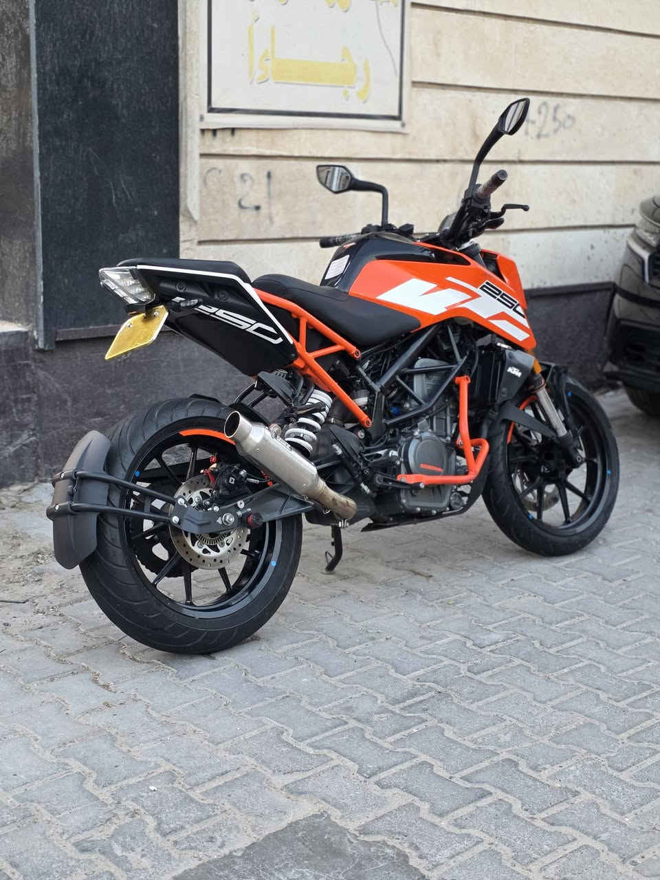 KTM 250cc 2013 
 المواصفات 
محرك 250cc
موديل 2013 
حقن الوقود نوزل 
تبريد ماء 
المكابح او البريكات abs خلفي امامي
لايت زنون بلادي مع سكن LED 
كزوز مايف وكاله 
حجم الإطار الخلفي 160 . 17 
شاشه دجتل الكتروني 
تحديد موقع بلادي GBS 
منفذ USB شحن الموبايل  
ممشه دراجه 8000km 
#ملاحظه الدراجه وارد ياباني بدون رقم فقط منفيس ومكاتبه فقط 
عنوان بغداد 
***********
