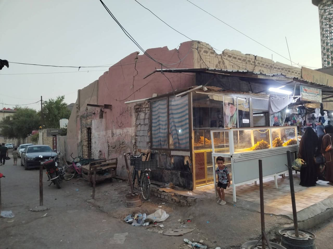السلام عليكم
موقع تجاري للبيع مساحتة 300متر يحتوي على 6محلات
ودار سكني 
جنس المالك/طابو صرف 
الموقع/سوق العرب مجاور حسينية كسوب 
للاستفسار وذكر التفاصيل الاتصال على الأرقام التالية 
***********
***********
