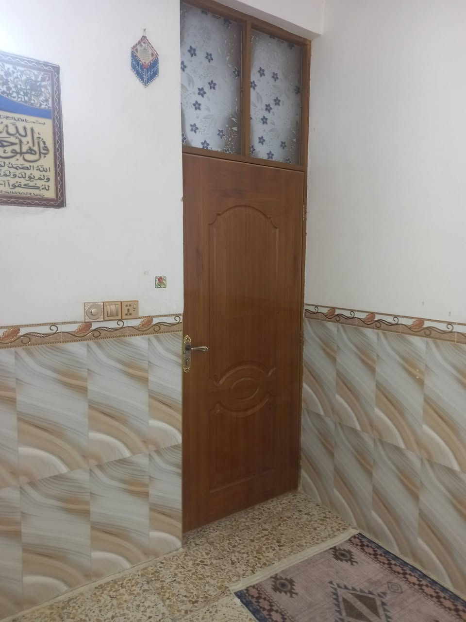 بيت لبيع او مراوس بيت اكبر مع الفرق يكون مرتب  مساحه ١٠٠ طابو زراعي سند ٢٥ حله ورديه يبعد ١٠٠ متر عن التبيط الرئسي متكون من غرفه وصاله ومطبخ واستقبال وصحيات الطابق الثاني غرفه مسويه مغزن سندويج بنل البيت مابي اي نقص كامل  استفسار  *********** اتصال مع وتساب
