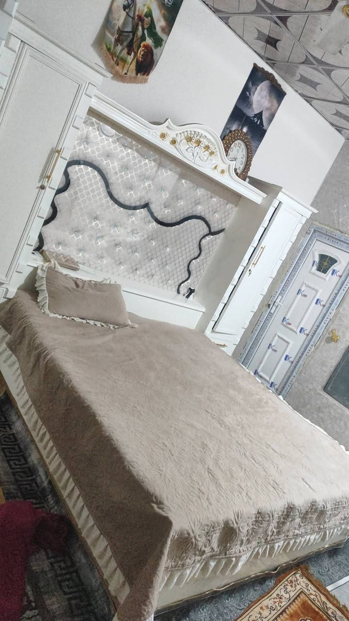 السلام عليكم غرفه تفصال نضيفه استعمال سنه فقط لونها افوايت سعرها 3250  ثلاث ملايين و250 غرفه مشتريها اعلى من هذه بالسعر بهواي مكاني البصره كرمة علي رقمي للستفسار ***********
