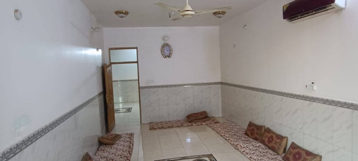 بيع مستعجل
السعر: 115مليون وبيه مجال

بيت 200م٢  طابقين واجهة 10ونزال20

الطابق الأول استقبال 7.5*4.5 ومطبخ 6*5وصالة7*5 وغرفة6*4 وصحيات داخلية وخارجية وطارمة

والطابق الثاني 3غرف سويتات وصالة وبيتونة بكد الصالة الجوه  وسطحين
العنوان: النجف/سايدين المطار الجديد الشارع الي بعد قاعة الياسمين للمناسبات/قبل شارع علكم

للإستفسار الأتصال

‏‪***********‬‏

***********
