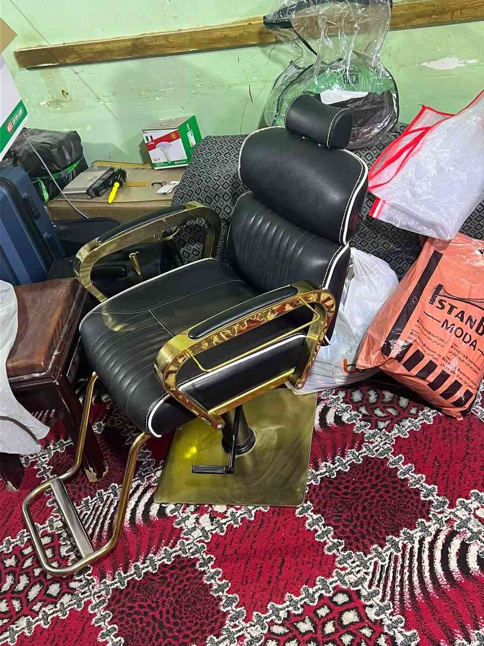 كراسي حلاقة للبيع *********** +مرايات
