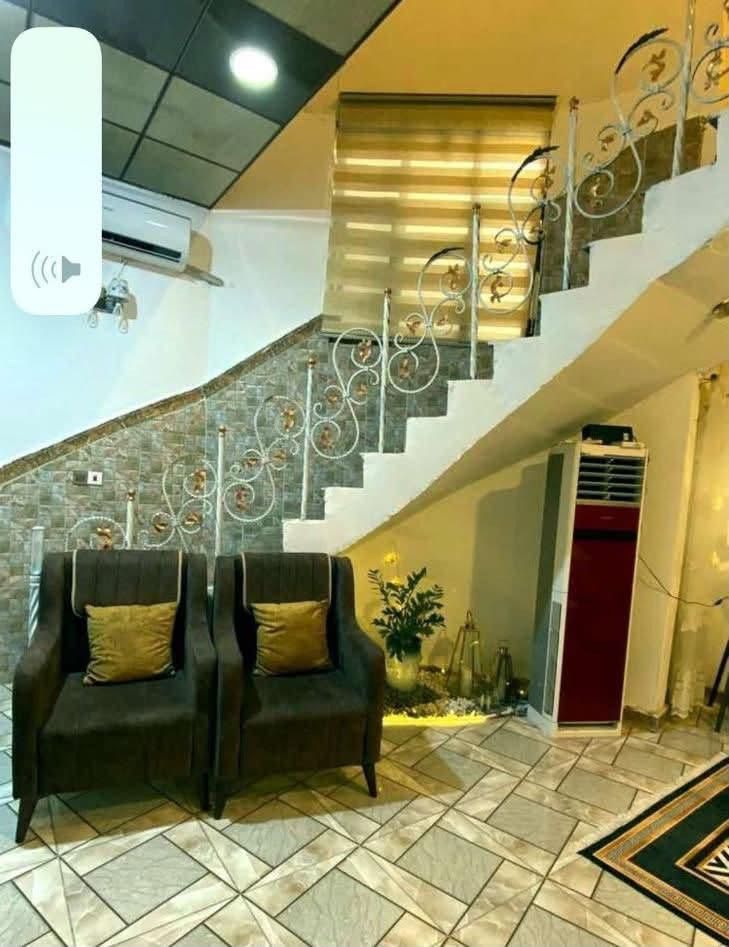بيت في مناوي لجم زراعي  مساحته 205 متر له 3 مداخل 1_السينديه 2_ومن سيد عدنان 3_ومن معمل الطيحين 
يتكون البيت من طابقين الطابق الاول جاهز بناءه درجه اولى والطابق الثاني يتكون من شقتين  ودرج خارجي وداخلي ملاحضه الطابق الثاني يحتاج فقط طشطيب سعر البيت 165 وقابل للتفاوض للاستفسار الاتصال ع ***********
