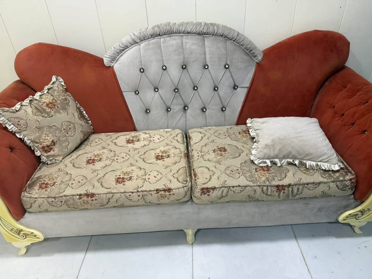 السلام عليكم ثلاجه 100الف 

التخم 250الف 
الغرفه 150الف دوشك وياها 
وعندي سيلت تيسوت نضف جدا طن ونص 350الف 
مكانها الغزاليه شارع مدير الامن وهاذا رقمي حاب يتواصل ويايه التخم و ثلاجه و سبلت كلش نضيفات 
***********
