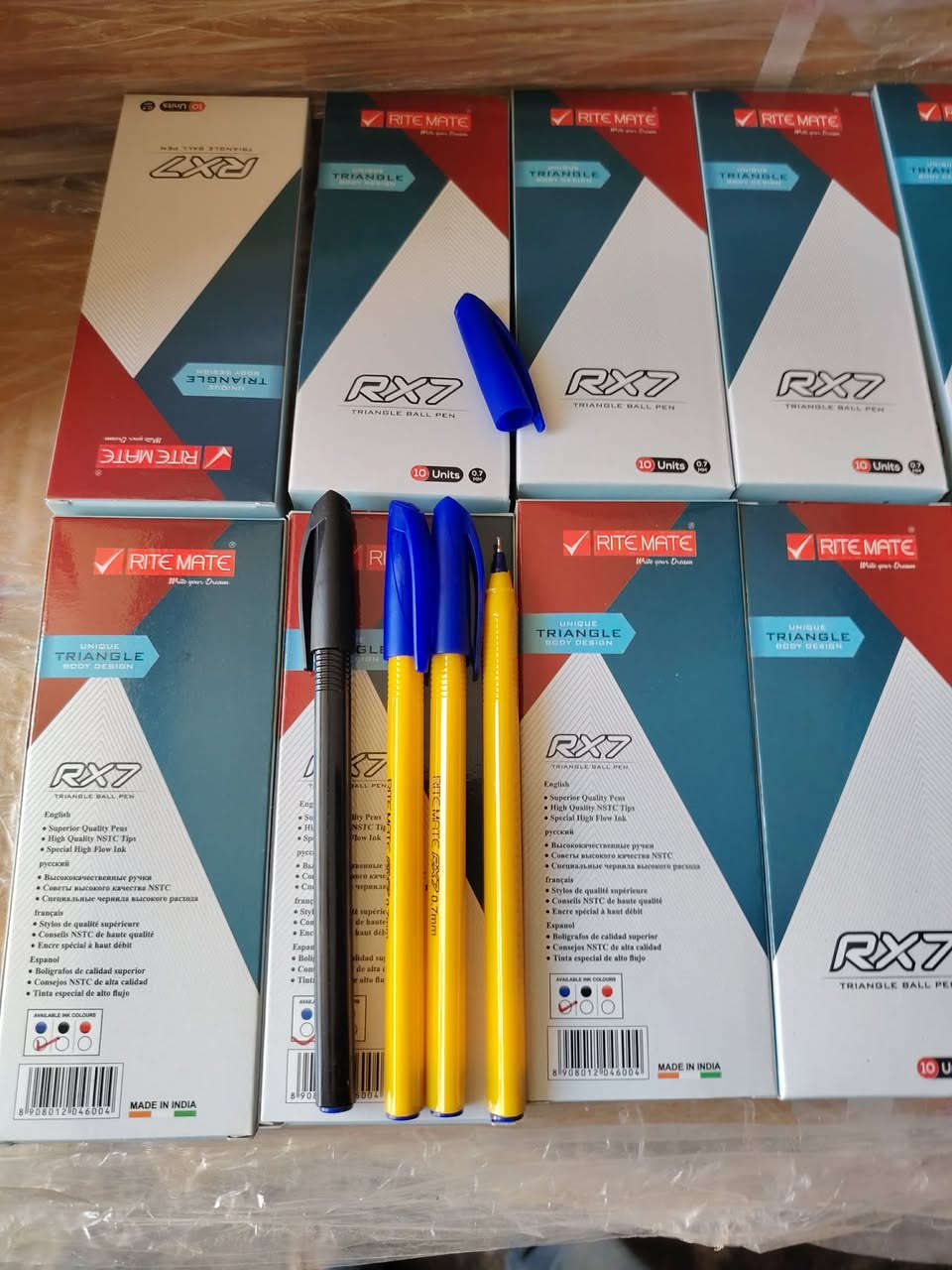 قلم جاف هندي اصلي شركة RITEMATE 

4 موديل    ROXX ,RX7 ,Niyo ,Speed 

50 باكيت مشكل 65,000 مع التوصيل 

متوفر 3 الوان كتابة ازرق احمر اسود 

الباكيت يحتوي 10 قلم 

للحجز ماسنجر او وتسب *********** 

ضمان سنة من تاريخ الوصل كتابة وعدم تقطيع
