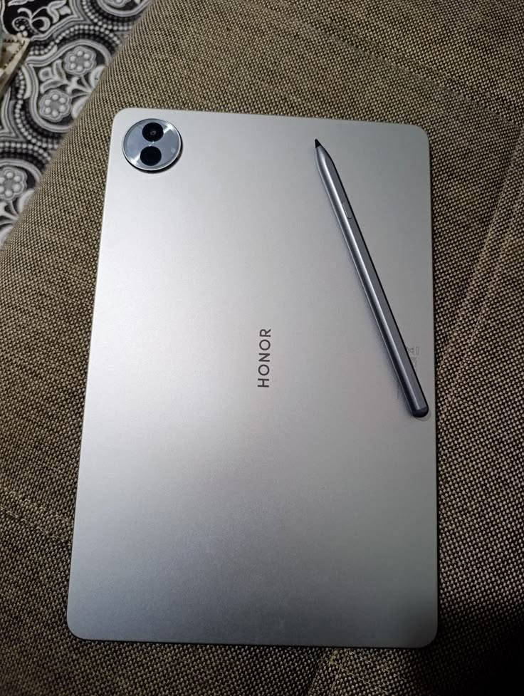 HONOR Pad 10  |  جبار للألعاب والدراسة الذكية 🚀
للبيع تابليت هونر باد 10 بحالة الوكالة (نظافة 99% استخدام شهر واحد فقط)، وحش حقيقي بالأداء والمواصفات:
أداء ألعاب جبار : مدعوم بمعالج Snapdragon 7 Gen 3 وشاشة بسلاسة 120Hz، يشغل أقوى الألعاب (مثل ببجي وغيرها) على أعلى معدل إطارات 120 فريم وبدون أي تقطيع.

توافق تام مع الجوستكات: يدعم ربط جميع أذرع تحكم البلايستيشن (PlayStation Joysticks) بسهولة لتجربة لعب احترافية.

الخيار الذكي  للدراسة: مجهز بأحدث أدوات MagicOS المدعومة بأقوى نماذج الذكاء الاصطناعي لتلخيص النصوص، إدارة المهام، وتسهيل الدراسة والعمل بشكل استثنائي.
شاشة وبطارية عملاقة: شاشة فائقة الوضوح بحجم كبير مع بطارية ضخمة 10,100 mAh تدوم لأيام من الاستخدام المكثف.

محتويات العرض والملحقات : ⛓‍💥
الجهاز: التابلت بحالة الزيرو تماماً.
حافظة الكيبورد المدمجة يعني حافظة وكيبورد  (ملاحظة: يوجد كسر بسيط جداً في ظهر الحافظة الخارجية موضح بالصور، مجرد شكل خارجي ولا يؤثر إطلاقاً على عمل الكيبورد أو حماية الجهاز).
قلم Honor الأصلي (هدية): يدعم تقنية  راحة اليد (Palm Rejection) لتكتب وترسم بكل سلاسة مثل الورق 

💵 السعر  : 410,000 دينار عراقي فقط.
📍 التواصل: واتساب فقط ***********
يتوفر توصيل جميع محافظات العراق  وبي مجال لهل جبله

