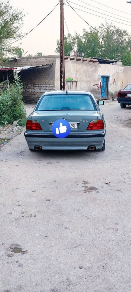 السلام عليكم
شباب اخوكم موضف وعدي هاي السيارتين اريد ابيع وحده  الباخره جانت واكفه ما مشتغله عله وضع الشركه شرط ريحة الشركه موجوده والخفاش 740 باب طويل باسمي سنويه جديده باب طويل جنطه شفط محدث 2000 جاهزه ونضيفه 
الشراي يتصل وبخدمته ***********
