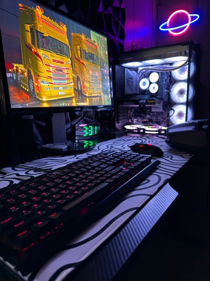 تجميعة للبيع
مواصفات الكمبيوتر:

* AMD Ryzen 5 7600X
* MSI B850 Gaming Plus WiFi
* RAM DDR5 16GB 5600MHz
* ZOTAC RTX 3070 8GB
* NVMe SSD 512GB
* HDD 1TB + HDD 1TB + HDD 400GB
* Power Supply 850W 80+ Gold
* مبرد MSI ثلاث مراوح
* كيس Alexander Weise

الملحقات:

* شاشة ASUS 144Hz
* كيبورد Redragon
* ماوس Logitech G502 HERO
* مايك احترافي مع مكسر صوت
* دركسون Logitech G29 كامل حتى الكارتون بدون كير ( الكير موجود بس يحتاج تصليح ابيعة فحم ويه الدركسون )
* ميز كاربون فايبر أصلي (120 × 60 سم)
* 12 قطعة 3D Panel قياس (30 × 30 سم)
* 3 رفوف خشب mdf يحتاجن فقط ترتيب
* ماوس باد أبيض بنقشة أمواج
 * كيبل DisplayPort أصلي
ملاحظة:
البيع كامل فقط، ولا يتم بيع أي قطعة بشكل منفصل.
التجميعة مرتبة وغراضها كلش كاملة تاخذها ماتصرف دينار عليها وقسم من كراتين القطع موجوده 
السعر مليونين و100 الف 
عنواني البصرة حي الجامعة 
*********** — ***********
