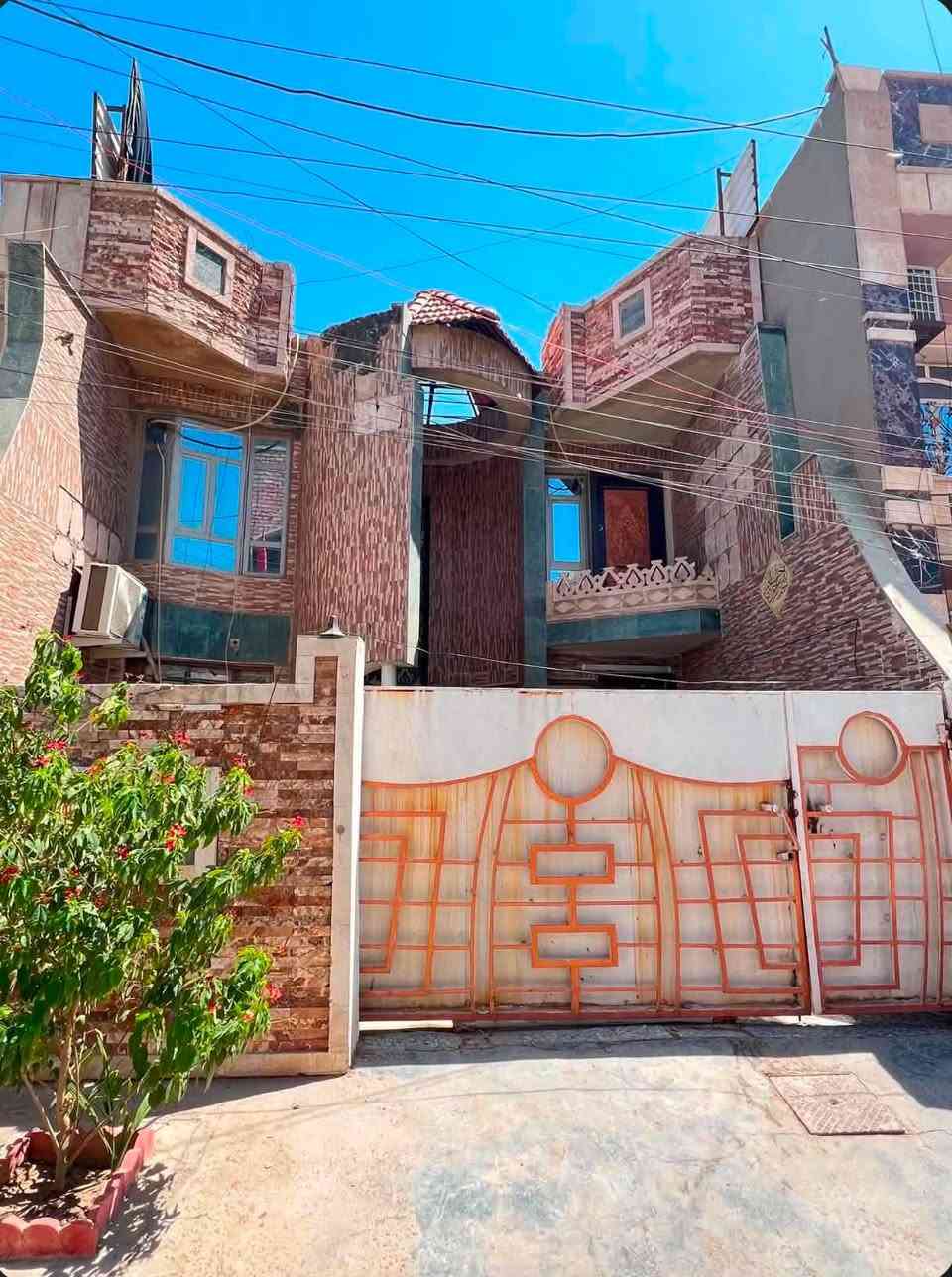 للبيع بيت 150 متر حي الإعلام قرب ألعاب السيدية
بيت يحتوي على طابقين بيت يحتوي على مدخلين مدخل الأول من المطبخ والمدخل الثاني من الصالة 
الطابق الأول يحتوي على صالة وهول وغرفة نوم ومطبخ وخدمات وترك عدد 2 
الطابق الثاني يحتوي على ثلاث غرف نوم وخدمات 
الطابق الثالث يحتوي على سطح وغرفة تانكيات 
*********** الاتصال يوجد واتساب

