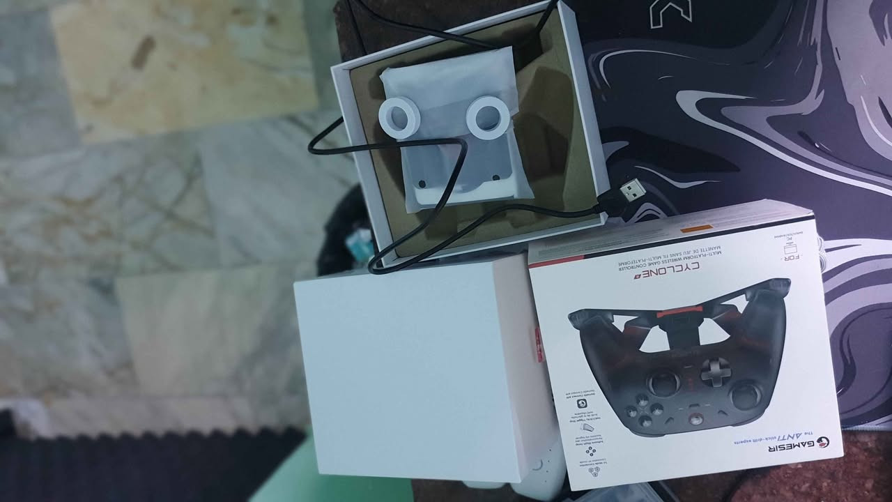 **يد التحكم الاحترافية GameSir Cyclone 2 - دقة، سرعة، وتحكم مطلق!** 

ارتقِ بمستواك في اللعب مع الإصدار الأحدث من جيم سير (GameSir Cyclone 2). مصممة خصيصاً للاعبين الذين يبحثون عن الأداء التنافسي، وتعتبر من أفضل أيادي التحكم بفضل تقنياتها المتقدمة التي تناسب جميع أنواع الألعاب!

 **أبرز المواصفات والمميزات:**
* **عصا تحكم مضادة للانحراف (Mag-ResTM TMR):** تقنية ثورية تجمع بين دقة المستشعرات التقليدية والمتانة العالية لتقنية Hall Effect، لتمنحك تحكماً دقيقاً وعمراً طويلاً بدون مشكلة الـ "Stick Drift".
* **أزرار L2/R2 (Triggers) قابلة للتحويل:** ميزة استثنائية تسمح لك بتبديل نظام الزر بين "Hall Effect" التناظري (المثالي لوزن دعسة البنزين في ألعاب السباقات) ونظام "Micro Switch" السريع لردود فعل لحظية في ألعاب الشوتر (FPS).
* **أزرار (ABXY) ميكانيكية:** أزرار سريعة الاستجابة تتحمل حتى 5 ملايين ضغطة، لتعطيك أداءً احترافياً بمستوى بطولات الرياضات الإلكترونية.
* **سرعة استجابة خيالية (1000Hz):** معدل استجابة يصل إلى 1000 هرتز في وضع التوصيل السلكي واللاسلكي (2.4G) لضمان اللعب التنافسي بدون أي تأخير.
* **3 طرق للتوصيل:** تدعم الاتصال عبر البلوتوث، أو قطعة الـ (2.4G Wireless Dongle)، أو سلكياً عبر كيبل Type-C.
* **توافق شامل:** تعمل بسلاسة تامة مع أجهزة الكمبيوتر (PC/Steam)، نينتندو سويتش، والجوالات والأجهزة اللوحية (iOS و Android). (ملاحظة: غير متوافقة مع أجهزة إكس بوكس).
* **ميزات إضافية:** زران خلفيان قابلان للبرمجة لسهولة التحكم، إضاءة RGB تفاعلية وقابلة للتخصيص عبر التطبيق، نظام اهتزاز مزدوج واقعي، ومستشعر حركة (Gyroscope 6-Axis) لدعم ألعاب السويتش.
* **بطارية قوية:** تأتي ببطارية سعتها 860mAh للعب متواصل لفترات طويلة.

 **الحالة:** [جديد بتغليف المصنع / مستعمل كالجديد]
 **السعر:** [55,000]
 **الموقع:** ذي قار / الناصرية / حي اور
 [يوجد توصيل / التسليم يد بيد]

 **للطلب أو الاستفسار:** يرجى التواصل عبر الرسائل الخاصة (الدايركت) أو واتساب على الرقم: *********** ناصرية, ذي قار
