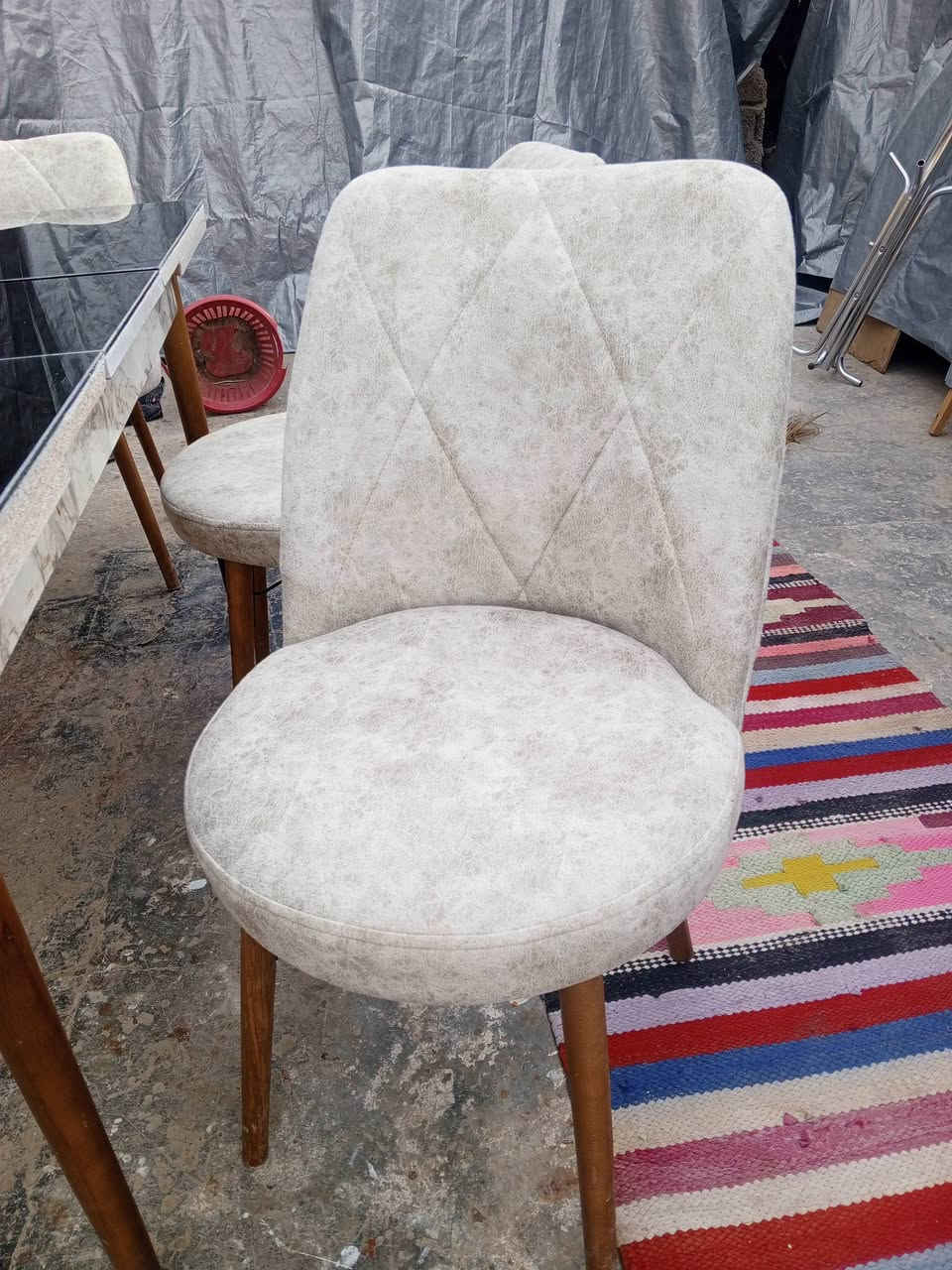 ميز طعام ابو 5كراسي  اخو الجديد يزغر ويتكبر  مديله كولش حلو ومرتب 
سعر 150 قفل 
الشراي يجي خاص او يتصل ***********
