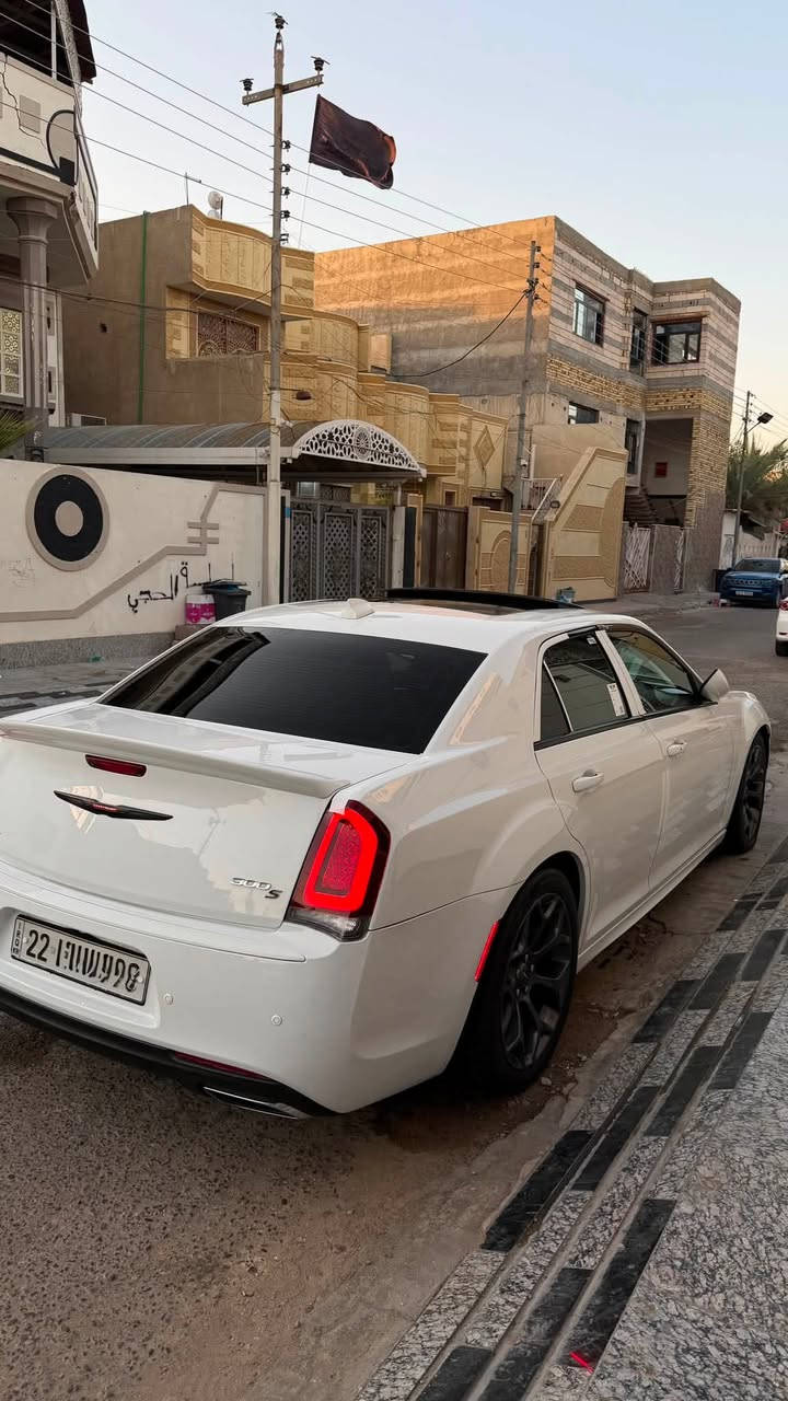 السلام عليكم كرايسلر اوباما موديل 2018 كندي كلين تايتل رقم اربيل تحويل او وكاله فول مواصفات S بانوراما شفتات ستيرن كشنات جلد عينه 260 ماشيه 75 جديده السياره. 
السعر:260
العنوان: بصره 
رقم الموبايل:***********

