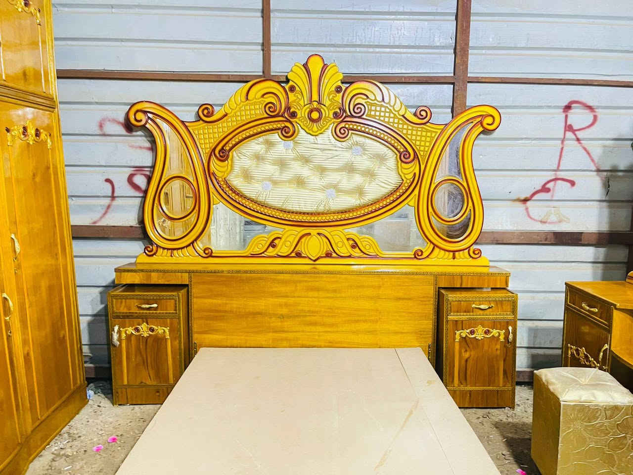 غرفه اخشاب للبيع خمس ابواب ملحق نضيف اخت الجديده استعمال كلش قليل زاويه كنتوريه السعر 650 الاتصال على الرقم *********** بغداد متواجد واتساب وعندي توصيل بكروه

