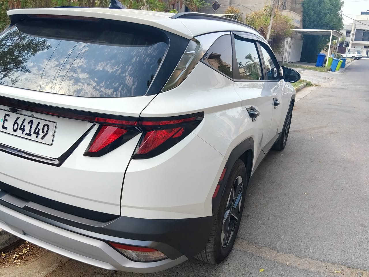 السلام عليكم 
Hyundai tucson 2025 SEL 
هونداي توكسان 2025 لون ابيض 

الضرر موضح بالصورة بچم كبس + مكانين بارد صغار 
المسافة المقطوعة :-- 9000 كيلو فقط 
المواصفات /## محرك 2500 4 سلندر 
1_لايت زينون بلادي عالي ناصي 
2_ صندوق كهرباء 
3_ رادار امامي + جوانب 
4_مانع اصتدام 
4_ اوتو هولد 
6_ نظام منحدرات
7_نظام اطفاء للمحرك بالازدحام 
8 كامرة دوارة + فول تحكم ستيرن + تحديد مسار + كروس + دشبول شاشة متصل + شاحن وايرليس + منافذ شحن سريع للهواتف + كشن كهرباء + تدفئة ستيرن 
9_ تشغيل عن بعد + تبريد قطعتين + تبريد منفصل 
10 _ بصمة تشغيل ودخول ذكي ترحيب باليدات اضوية 
جميع الايرباكات سليمة 
السيارة جبتها ماشيه 3 الف فقط على ايدي ارقة الدهن وبانزين محسن ما ناقصها اي شي 
للبيع او مراوس بأقل محتاج فرق 
مرقم شهداء بأسمي بغداد السعر (190) 
وكالة للمشتري تحويل اقل سنة ونص وتعهد للتحويل شرط( ‏‪( ***********‬‏ للاتصال + واتساب 
ملاحضة / كلشي ذاكرلك بالمنشور من سعر ومواصفات وضرر كلشي واضح الشراي يجي ويشوف وشكرا
