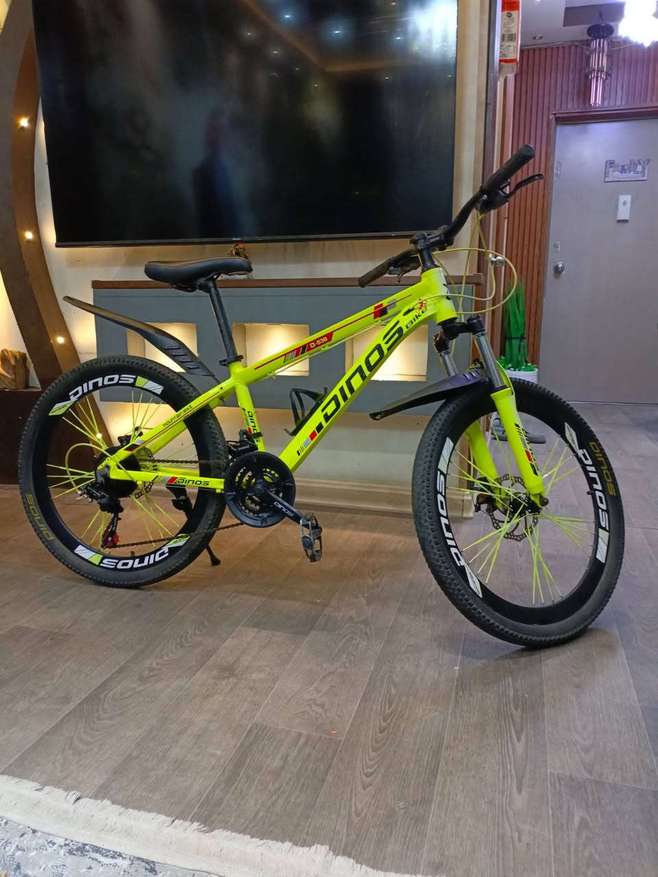 🚲 بايسكل DINOS جبلي للبيع
الماركة: DINOS
النوع: بايسكل جبلي (Mountain Bike)
مقاس التايرات: 26 إنج
شوك أمامي لامتصاص الصدمات
غيارات متعددة أمامية وخلفية
فرامل دسك (أقراص) أمامية وخلفية
جنوط رياضية
حامل قنينة ماء
واقيات طين أمامية وخلفية
مسند جانبي (ستاند)
اللون: أصفر فلوري مع أسود
الحالة: نظيف جداً وجاهز للاستخدام
سعر الشراء 170الف الاستخدام قليل جداً
السعر المطلوب 120 الف
للاستفسار الاتصال: ***********
(غرض البيع عدم توفر مكان)
