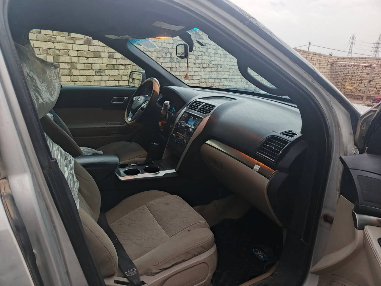 اكسبلور مديل ٢٠١١ وارد امريكي ٦ سلندر ٧ راكب ٣ قطع تبريد السياره جاهزه بيه جفيه بسيطه على الجه اليمنى ومسمكره وكامله عوزه بس صبغ حزام لان بدلتله سستم كامل جديد مال كصه السعر ٧٥ 
***********
