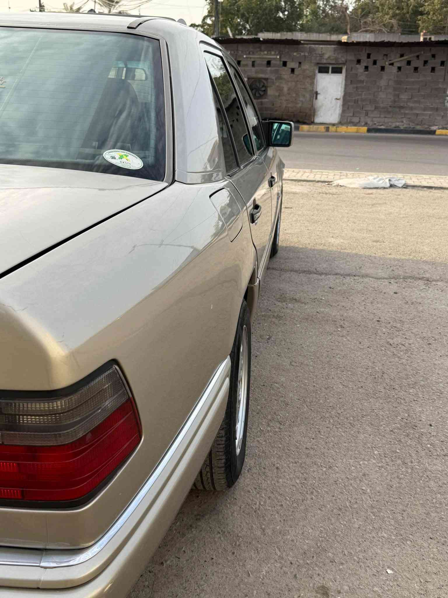 سلام عليكم
للبيع مارسدس دب 300SE
محرك ففتي محور ياباني 
كهربائيات كله شغاله 
جام كهربائي اربع بيبان 
سلايد روف فتحت سقف شغاله طكتين 
اريد كهرباء 
تبريد شغال 
تخم تاير جديد 
رقم بغداد بسم ثاني يوم تحويل
حداديه جيده 
او مراوس مع مارسدس رئاسي باب قصير 
اي استفسار اتصل  ‭***********‬
