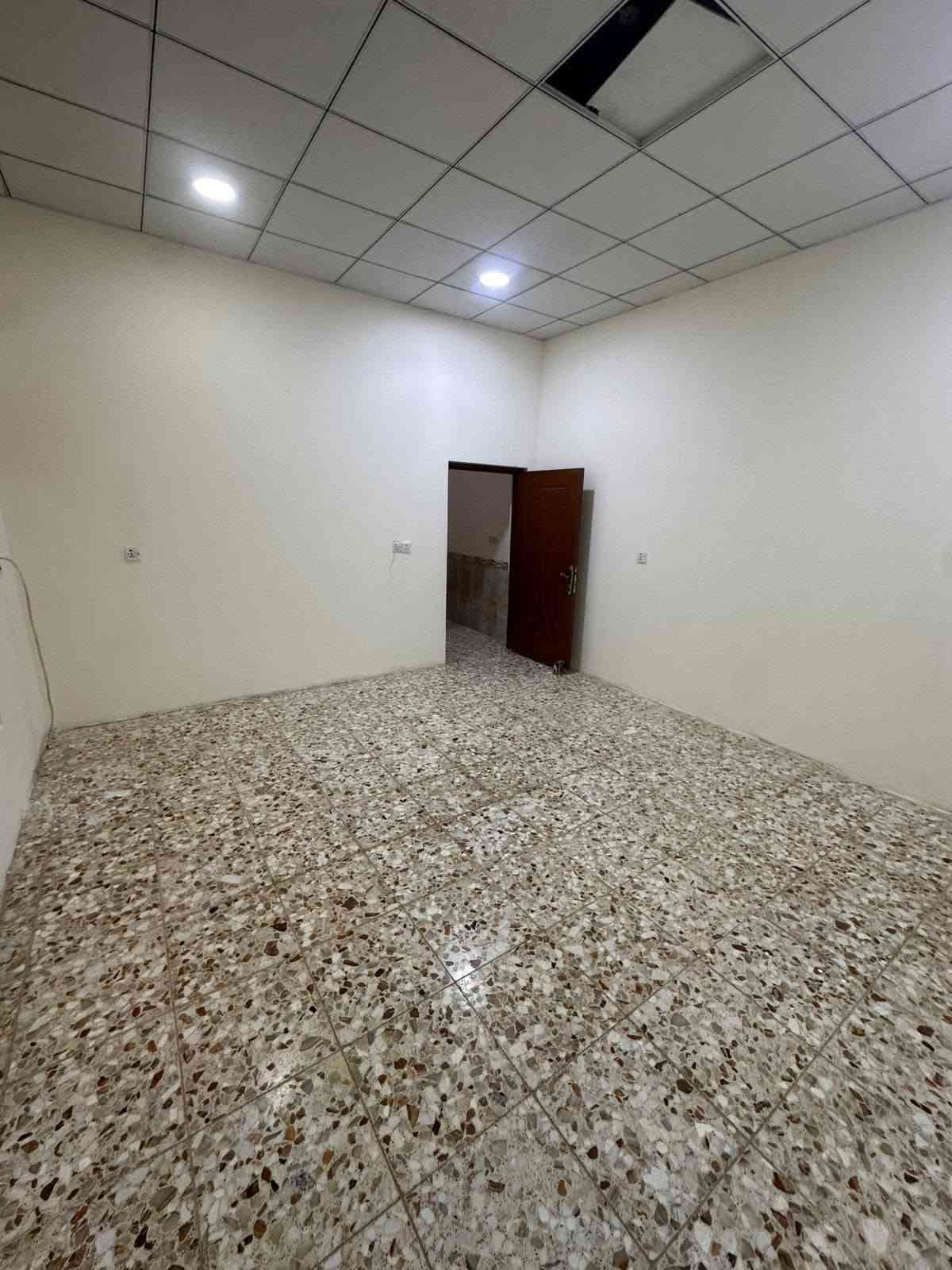 البيت للبيع حي الفرات مساحه ١٣٨ متر الواجه ٦ كونكريت يحتوي ٢ غرف وصاله وستقبال ومطبخ وصحيات ٢ الاستفسار ***********
