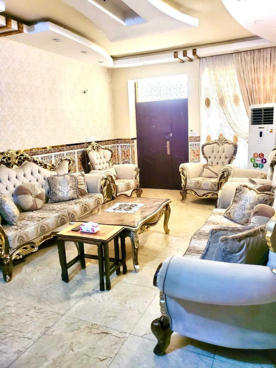 السلام عليكم بيت طابق ثاني لليجار مساحة 240متر 3نوم وصاله ومطبخ وهول وخدمات قريب على صباح العربي اول بيت من الشارع للستفسار ***********

