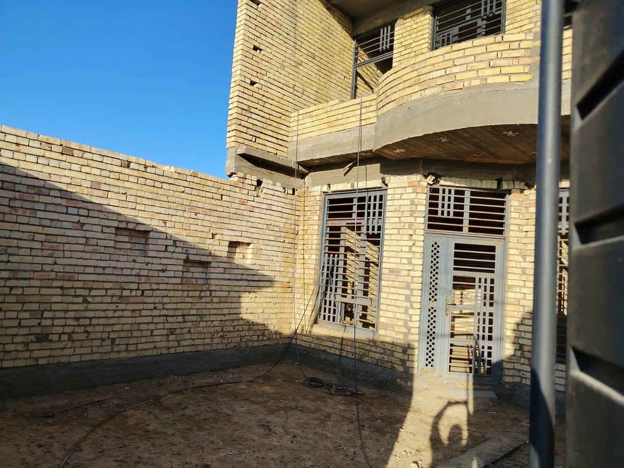 اسلام عليكم بيت هيكل لبيع المكان ازركيه قرب مدرست التوفيق طابو زراعي بسمي تحويل مباشر المساحه 200
الوجح 7 ونص النزال 26 كامل مي وماجري درجه اول شغله كله البيت ابيع ابيع فقط سعره 75  الاستفسار *********** الشارع المقابليل 20 سايدين شارع ريسي قريب على الحولي وقريب عله السده الازركيه اخوان مابيع لاقصاط واله بوعده 
غرف 4
حمامام 4
مطبخ
ستقبال
صاله 2
منور 1
منور وره البيت 1
