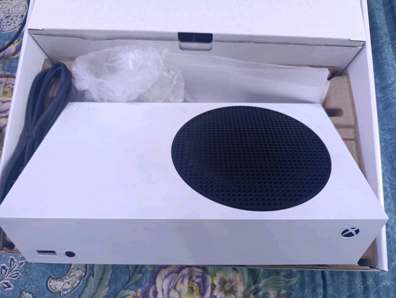 Xbox Series S للبيع - استخدام نظيف! 🎮🔥
السلام عليكم، عندي جهاز Xbox Series S مستعمل بحالة ممتازة للبيع، الجهاز قوي ويدعم كل ألعاب الجيل الجديد بكفاءة عالية.
​تفاصيل العرض والمواصفات:
​حالة الجهاز: نظيف ، الجهاز ممفتوح ولا داخل صيانة أبدًا.
​الملحقات:
​يدة التحكم الأصلية للجهاز.
​يدة إضافية ثانية من شركة Razer.
​ملاحظة بخصوص اليدة: منفذ الـ Type-C بيدة التحكم بيه مشكلة بسيطة، ولذلك مركب بداخلها قطعة بطارية شحن ممتازة بمكان البطاريات؛ تشحنها وتلعب بيها وايرلس (بدون واير)، وإذا تحب هم تكدر تربط بيها واير وتلعب مباشرة.
​📸 الصور المرفقة بالمنشور توضح حالة الجهاز والملحقات بالكامل.
​السعر:  ٤٠٠ دينار (وبيه مجال ).
​المكان: بغداد / الكرخ
​للتواصل: ***********