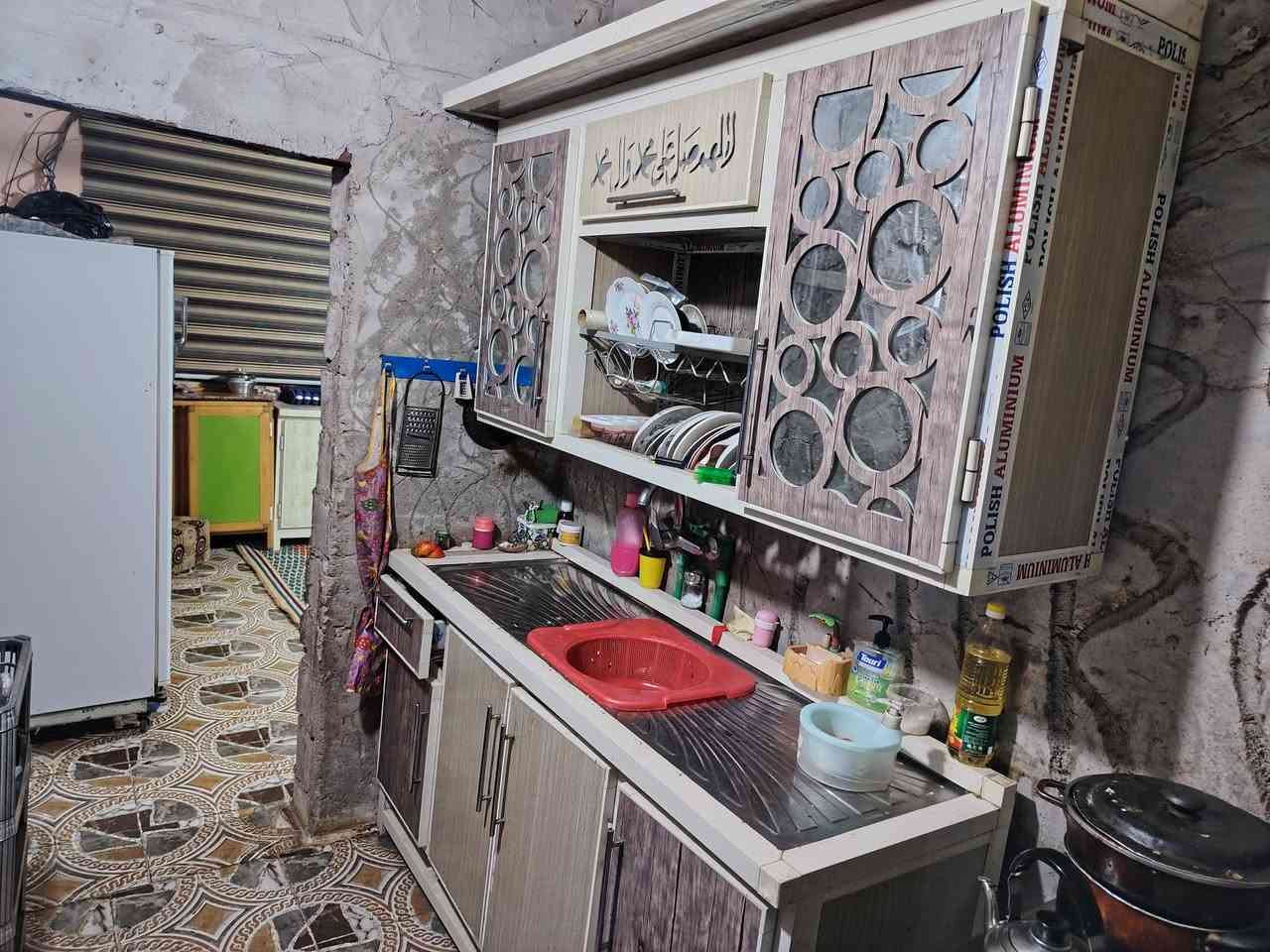 سلام عليكم دار للبيع100مترمربع زراعي حي ميسان مقابيل لعسكري شارع در النجف سعر 23بي مجال  يتكون من غرفه صاله استقبال مطبخ تخاريج@***********م... 
***********@
