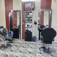 غراض كامله مال حلاق يعني غراض محل للبيع مري وميوزه ٢ وكراسي ٢ ورف الي ...
