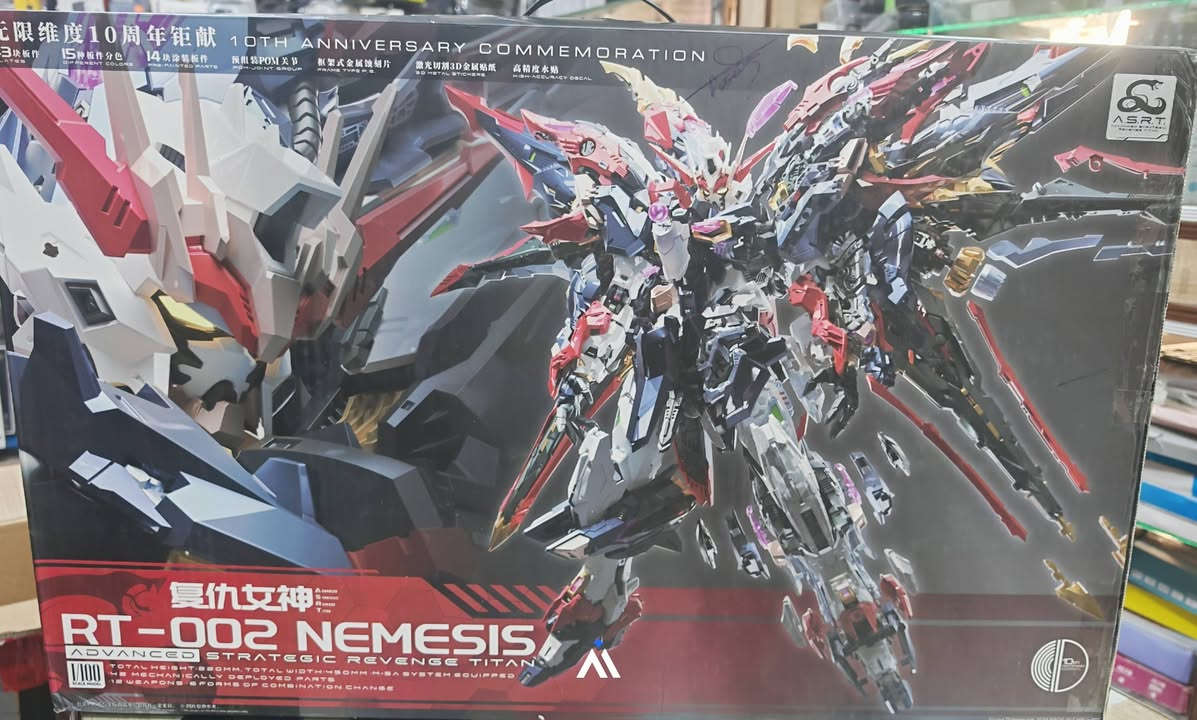 كاندام Infinite Dimension RT-002 Nemesis بمقياس 1/100، وهي عبارة عن مجسم ميكا (Mecha Model Kit) يُبنى يدوياً ومصمم بتفاصيل عالية تذكرنا بمجسمات الغندام (Gundam). 
يحمل هذا الإصدار اسم Advanced Strategic Revenge Titan (تيتان الانتقام الاستراتيجي المتقدم)، وقد صدر كنسخة تذكارية بمناسبة الذكرى العاشرة (10th Anniversary Commemoration) لانطلاق الشركة المصنعة.
 أبرز مواصفات هذا النموذج:المقياس: 1/100 (يبلغ طول المجسم بعد التركيب حوالي 22 إلى 24 سم).الهيكل الداخلي: يأتي مع مفاصل مصنوعة من مادة POM عالية الجودة لضمان الثبات والقدرة العالية على اتخاذ وضعيات حركية وديناميكية ممتازة.الملحقات والتفاصيل: يتضمن ملصقات معدنية عاكسة (3D Metal Stickers)، أجزاء معدنية محفورة (Metal Etching Parts)، وترسانة متنوعة من الأسلحة والأجنحة الضخمة القابلة للفصل والتشكيل.
متوفر لدينا للبيع يوجد توصيل لجميع المحافظات واتساب ***********

نص مكتوب في الصور:
- 复仇女神 RT-002 NEMESIS ADVANCED STRATEGIC REVENGE TITAN
- RT-002 NEMESIS ADVANCED STRATEGIC REVENGE TITAN
- 10th Vision Dimension 復仇女神 RT-002 NEMESIS ADVANCED STRATEGIC REVENGE TITAN