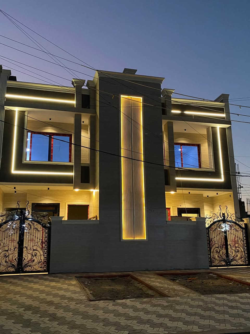 🏡 للبيع بيتين أتونات أضلع منفصلة – بناء درجة أولى 🏡
📍 بغداد – حي الجهاد / منطقة ديوان المخابرات
📐 مساحة البيت الواحد: 150 م²�📏 الواجهة: 6 متر�📏 النزال: 25 متر�🛣️ عرض الشارع 15متر�🌳 تشجير أمام البيت الواحد اكثر من 50 متر 
🔹 مواصفات البيت الواحد:
✅ مدخلان مستقلان�✅ صالة واسعة 4*6�✅ مطبخ عصري 6*6�✅ حمام ضيوف في مقدمة البيت�✅ غرفة نوم أرضية (سويت) مع حمام خاص�✅ مناور عدد (2)
🔹 الطابق الأول:
✅ 3 غرف نوم سويت (كل غرفة بحمام مستقل)
🔹 المجموع:
✅ 4 غرف نوم�✅ 6 حمامات�✅ جبسن بورد كامل للطابق الأرضي�✅ إنارة مخفية LED + انارة مكنتك �✅ أبواب الحمامات ألمنيوم فاخرة�✅ شبابيك ألمنيوم سلايد�✅ واجهات مودرن وتشطيبات راقية�✅ بناء ومواد درجة أولى للتصال ***********@
