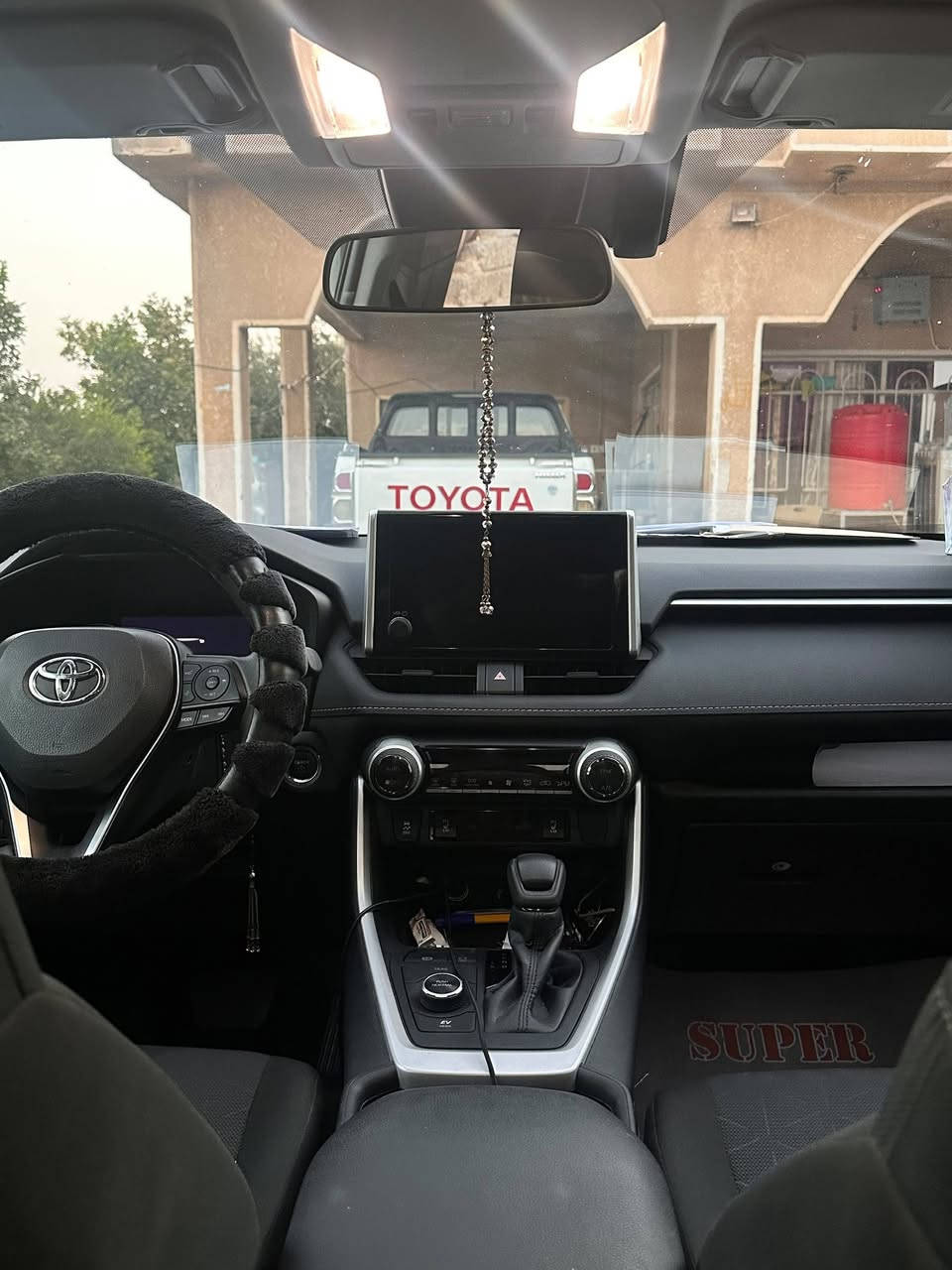 تويوتا راف فور XLE hybrid 2024
وارد أمريكي رقم بغداد
فول موصفات السيارة ماشية 15 الف ميل
دفع كلي AWD
Auto hold
نظام الصخور بيها
تحكمات قيادة ثلاث أنظمة،
Eco  Normal  Sport
كشنات تدفئة ، ستيرن تدفئة
شاشة تدعم ابل كار بلاي واندرويد  لاسلكي
رادار امامي
ورادر جانبي (تحذير من الاصدام)
نقاط عمياء
كاميرا تحديد مسار
تبريد قطعتين
صندوق كهربائي فتحة سقف بصمة
تدخول ذكي بصمة بالابواب
مثبت سرعة
شاشة دشبول دجتال

حادثها موجود بالصور ضررها بسيط جداً
بدون ايرباك السيارة بعدها على وضع الشركة 

مكان السيارة ديالى بعقوبة
للاستفسار الاتصال على الرقم
***********
موجود واتساب
