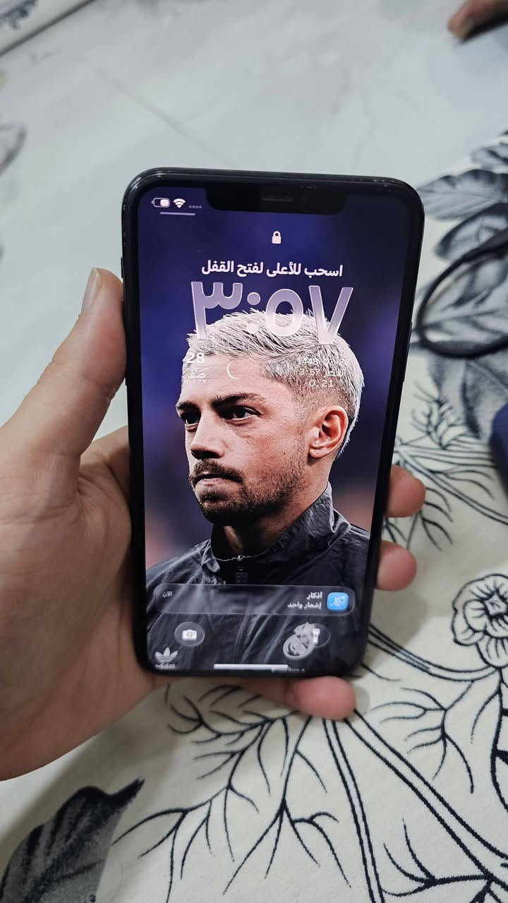 ايفون 11 pro max زيتوني لونه الحصري
جهاز مبدل شاشه وكاله بدبي بشركه ابل حصرااا يعني حتا اكدر ما اكول بس اني بالنسبه الي كول بطاريه 70 ما مبدله نموذج mشرق اوسط الجهاز 
رقم *********** سعر 290 وبي مجال حبيبي

