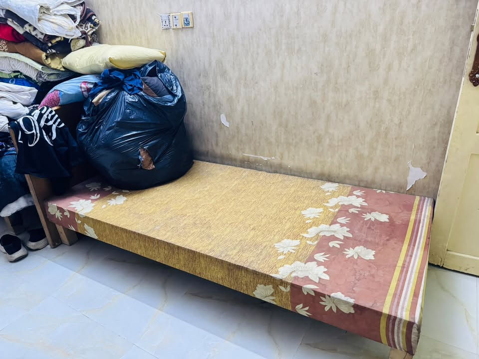 معرض وميز مال طعام وكاونتر مرمر
وميز بلازما و 3 جرابي مثل ما بصور كلة مال بيت ونضيف 

***********
